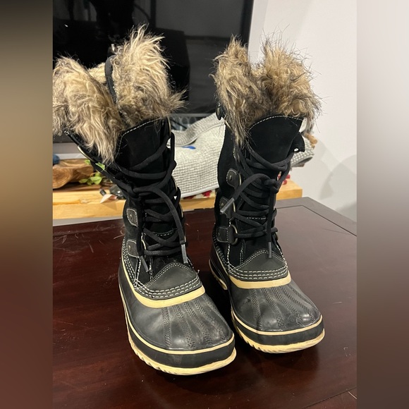 Waterproof Sorel boots size 6 - Picture 4 of 4